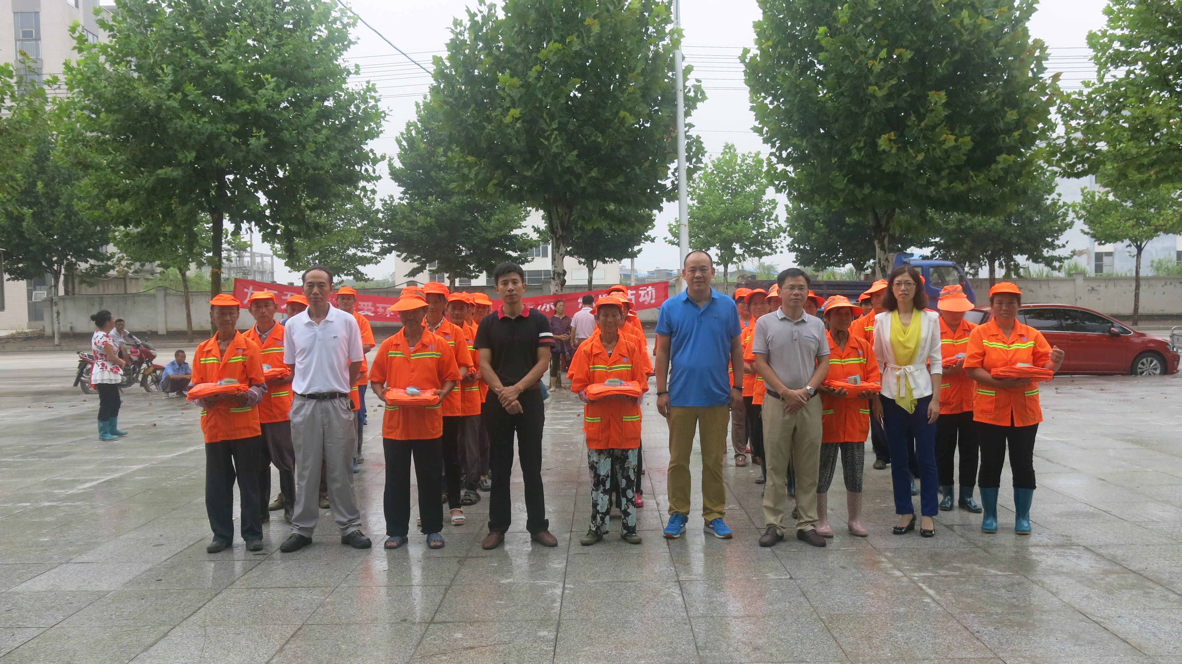 九江天賜“酷暑送清涼”慰問環衛工